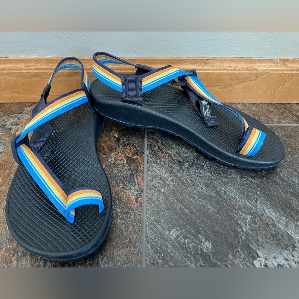 Women’s Chaco Bodhi low profile adjustable strap in belt blue sandal. Size 8